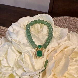 Elegant Green Beaded Bracelet with Gold Accents